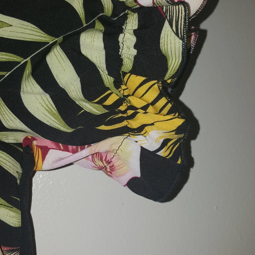 Plus sized leaf and floral print crop top - Picture 2 of 4